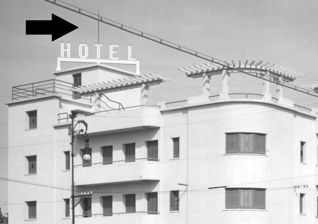 Antiguo pararrayos del «Quaizel Hotel», después llamado «Plaza Hotel», ubicado en la esquina de Mitre e Hipólito Yrigoyen. Si bien el Hotel fue cerrado hace muchos años, el antiguo parrayos se conserva aún en el lugar original.