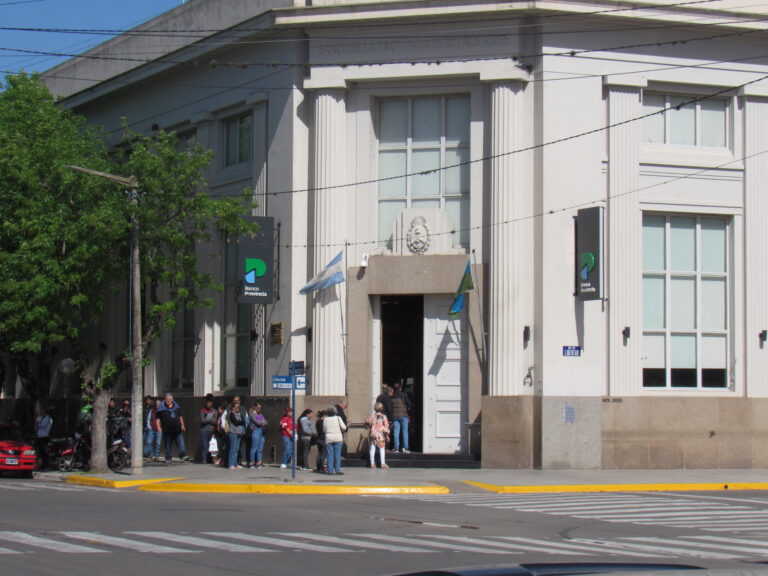 Desde el martes, los bancos atenderán de 8 a 13 hs