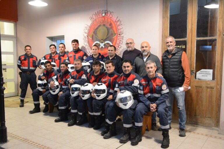 Bomberos recibieron cascos para circulación en motos