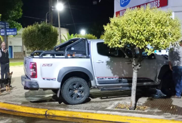 Violento choque: una camioneta terminó en la vereda
