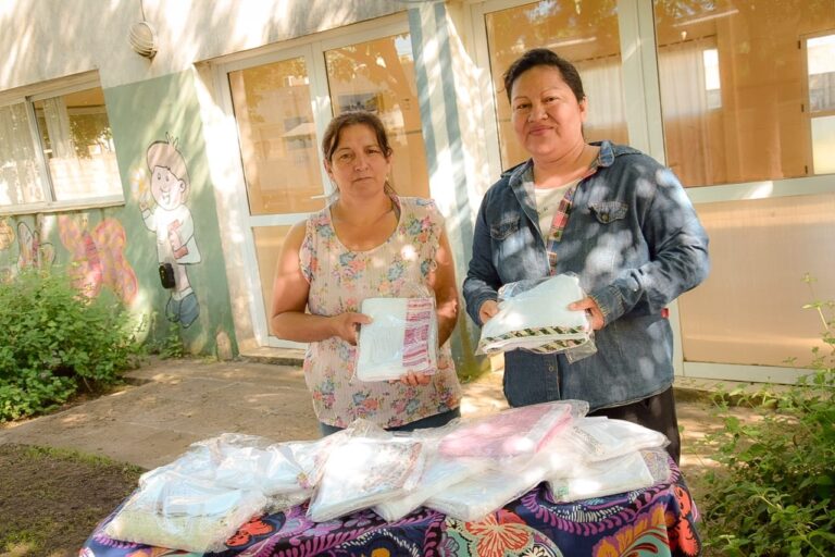 “Manos que crean”, espacio de costura con impronta productiva