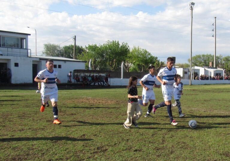 Primera «A»: este lunes se juegan tres partidos
