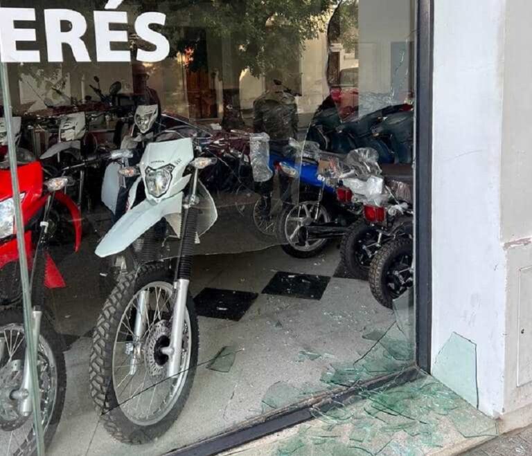 De un comercio céntrico robaron una moto