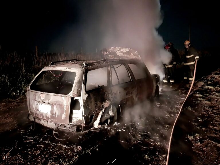 Incendio vehicular en horas de la noche