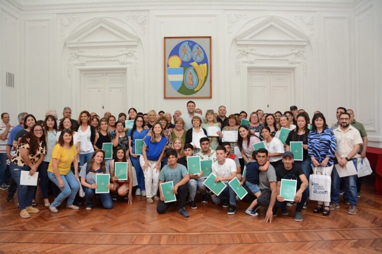 Reconocimiento emotivo a trabajadores municipales