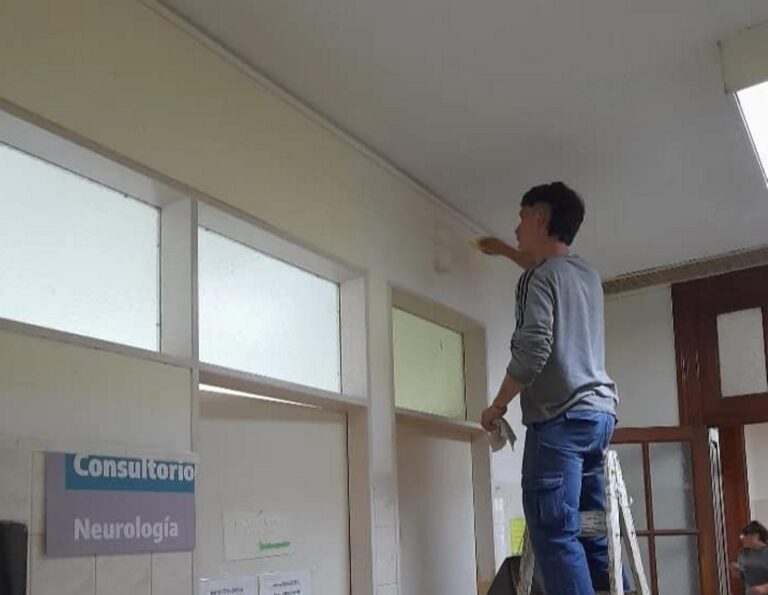 Trabajos de pintura en el Hospital Julio de Vedia