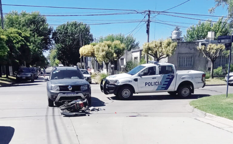 Accidente entre auto y moto