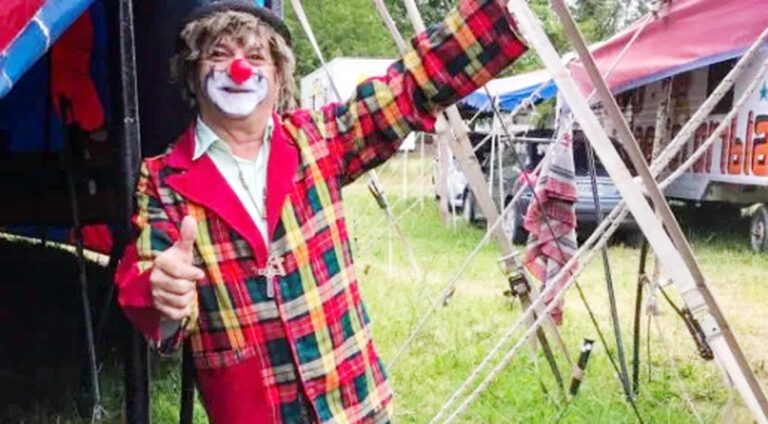 Papelito, el payaso que anda por los pueblos detrás de una sonrisa