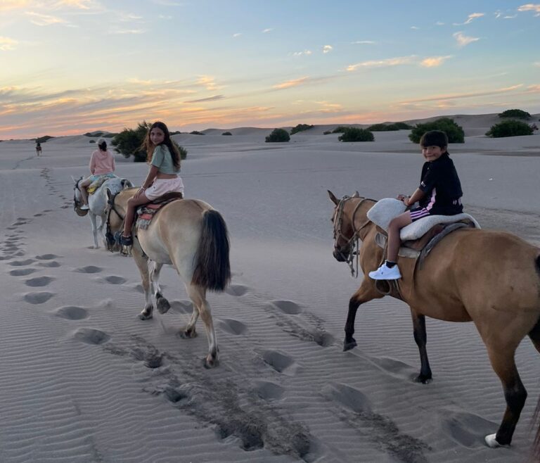 Cabalgatas al atardecer, en las playas bonaerenses