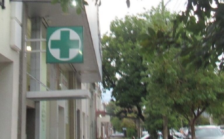 Piden dos farmacias de turno por día
