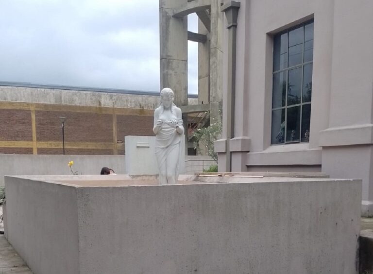 Provocaron destrozos en la explanada del Museo