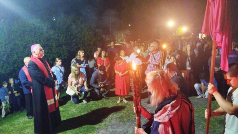 Viernes Santo: anoche fue realizado el Via Crucis