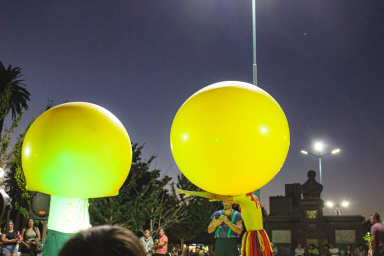 La magia de «Circo Bienvenir» recorre la Plaza Belgrano