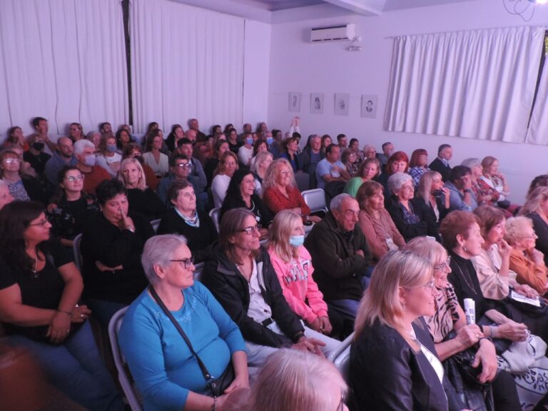 El público aplaudió de pié a «Las Garibaldi»