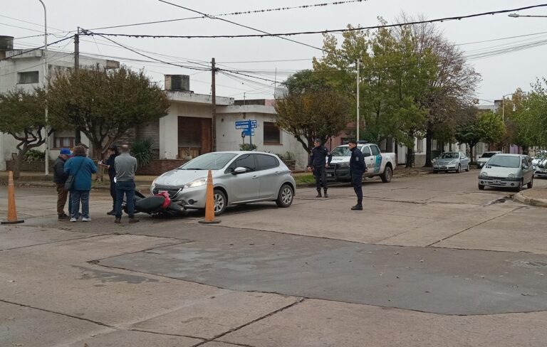 Accidente de tránsito: colisión entre auto y moto