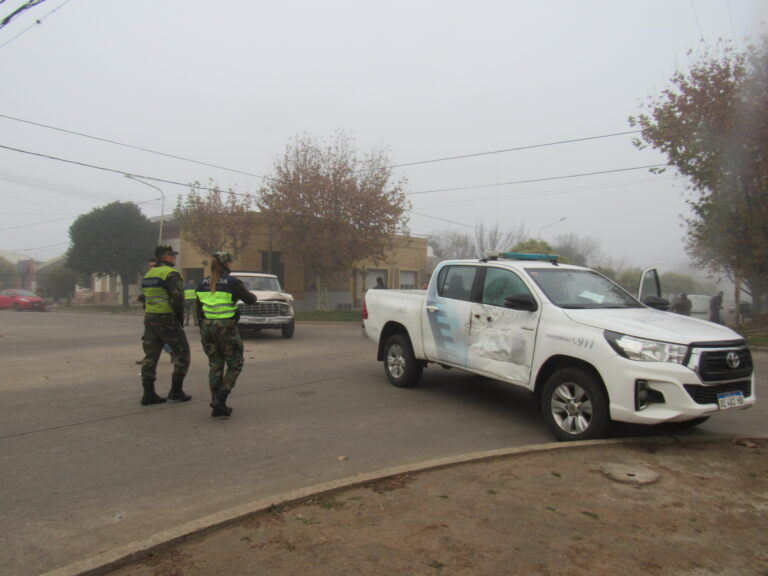 Accidente: colisionaron una camioneta y un móvil policial