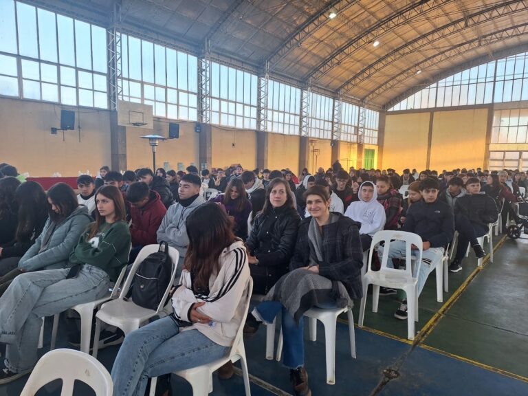 Ciclo de charlas para jóvenes ante una gran concurrencia