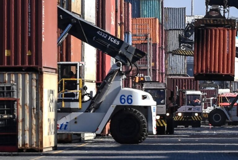 El Gobierno reducirá el Impuesto PAIS para las importaciones