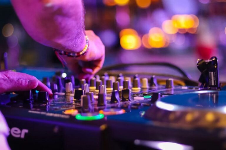 El Gobierno eliminó el pago a Sadaic por pasar música en fiestas privadas