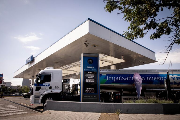Los precios de los combustibles tendrán una baja del 3%