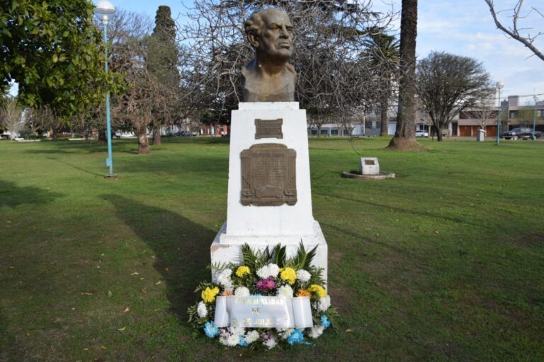 Día del Maestro: colocación de ofrenda floral