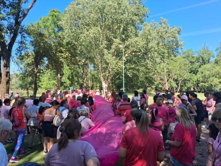 Cáncer de Mama: masiva adhesión a la Caminata Rosa