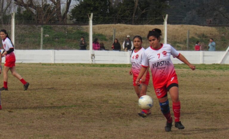 Fútbol Femenino: Agustín Alvarez continúa como líder