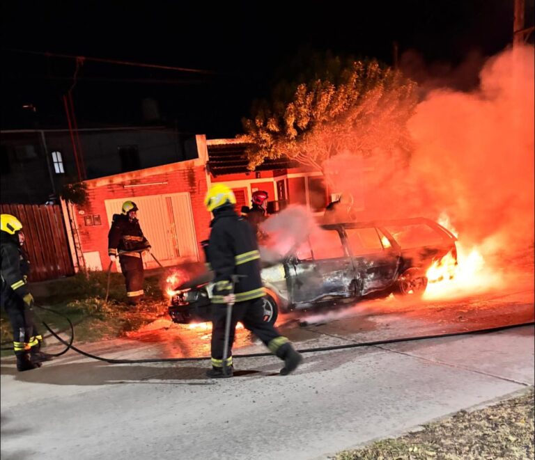 Incendio de automóvil en la vía pública