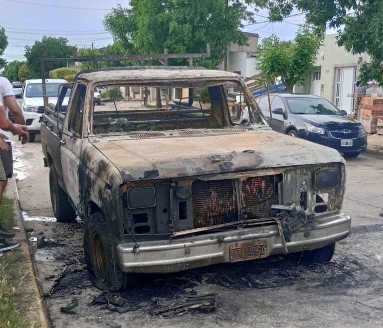 Una camioneta incendiada, en la madrugada