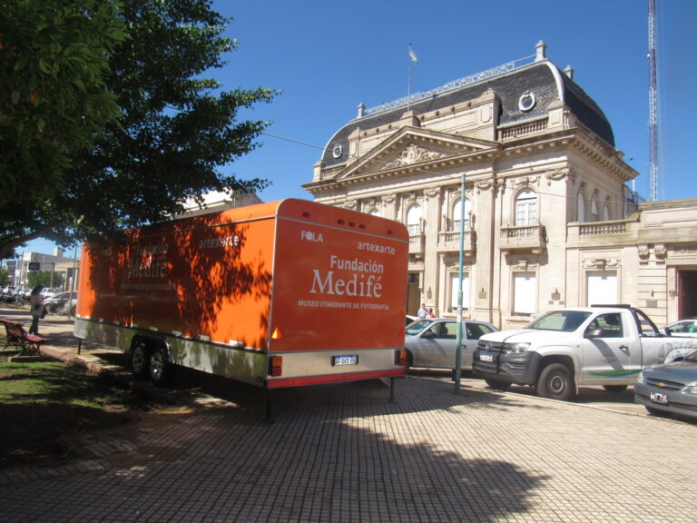 El museo itinerante de fotografía se instaló en Plaza Belgrano
