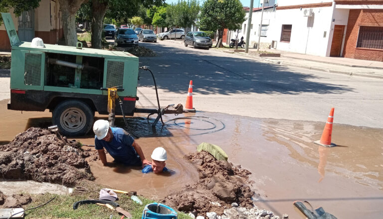 Reparación de cañería de la empresa ABSA