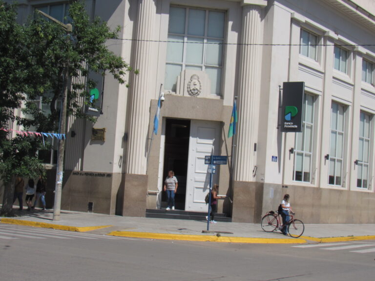 Desde el lunes los bancos atenderán de 8 a 13