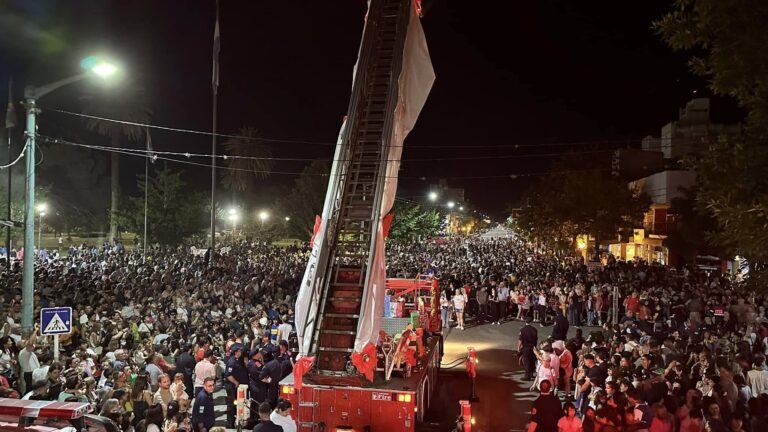 Bomberos ofrecieron una noche mágica previa a la Navidad