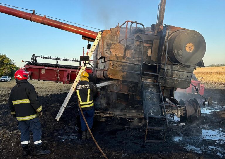 Incendio en un campo: daños en una cosechadora