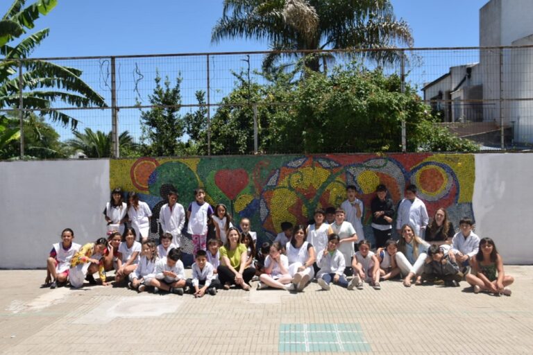 La Escuela Nro 5 presentó un mural con tapitas