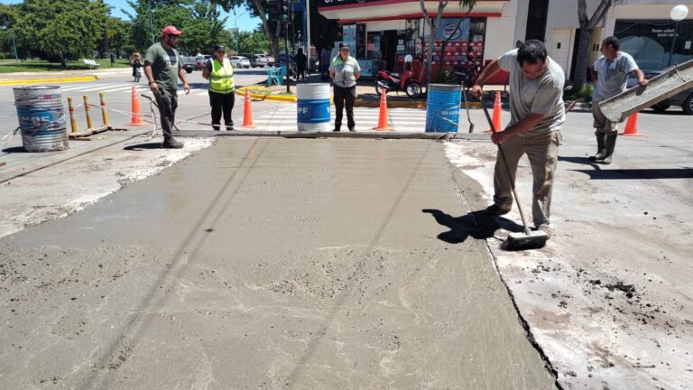 Reparación de pavimento en esquina céntrica