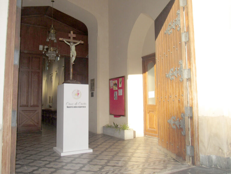 La Cruz del Jubileo en el atrio de la Iglesia Catedral