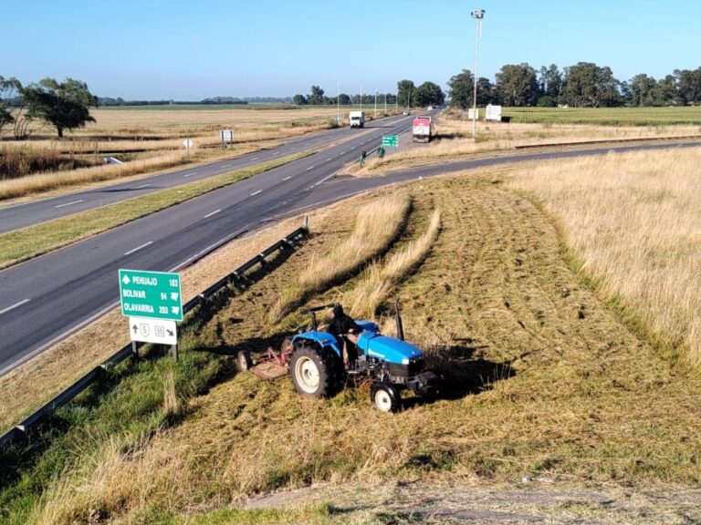 Corte de pastos y malezas en banquinas de rutas, a cargo del Municipio
