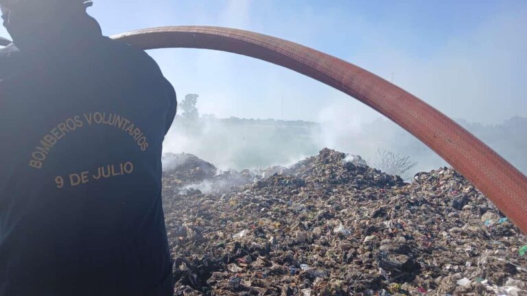 Intenso operativo para controlar el incendio en el Basural