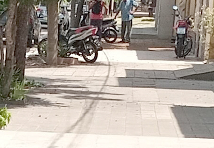 Sancionan a motociclistas por estacionar en veredas