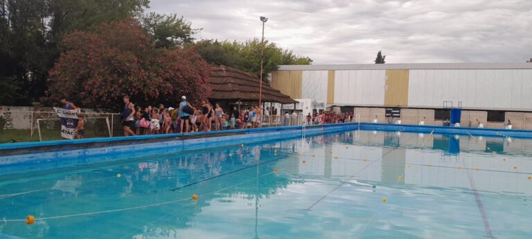 Jornada de Natación en el Club Libertad