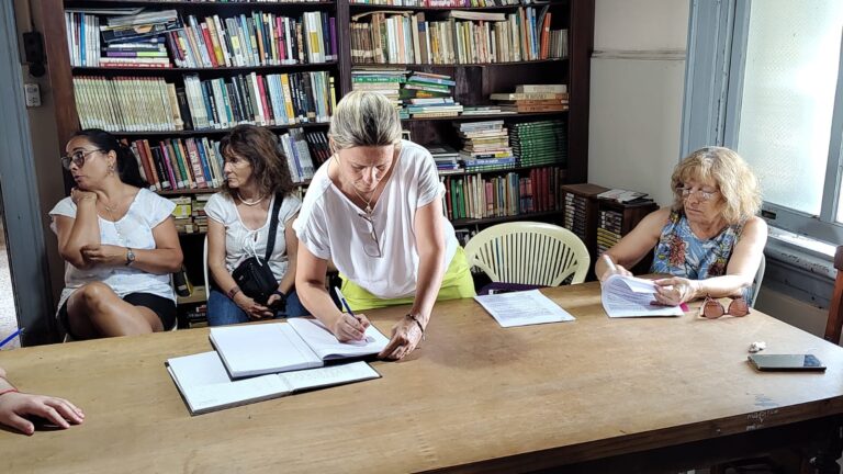 Firma de comodato para la Biblioteca de Quiroga