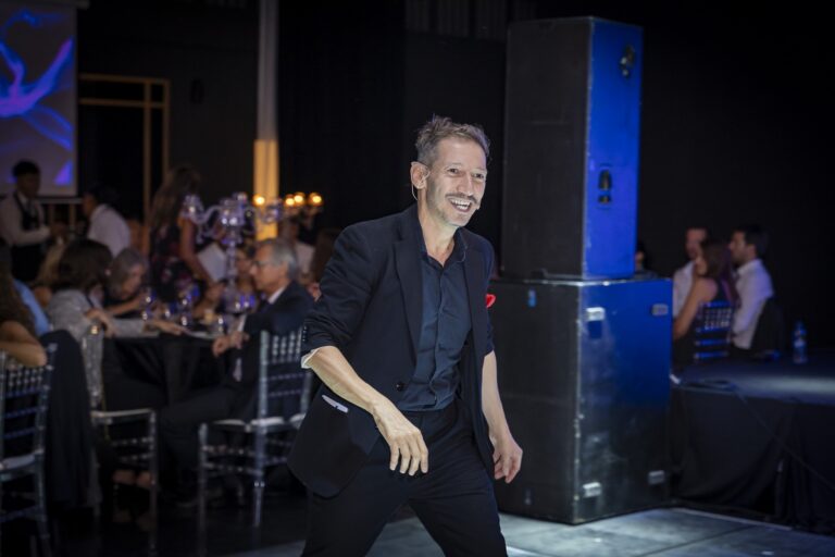 Se presenta el humorista y mago Juanjo Salce