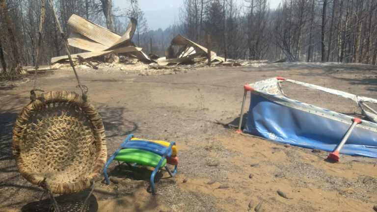 Incendio en El Bolsón afectó vivienda de una nuevejuliense y su hijo