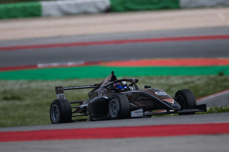Santiago Baztarrica logró puntuar en la F4 de España