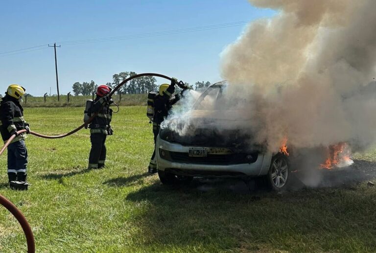 Incendio de una pick up en el Kartódromo