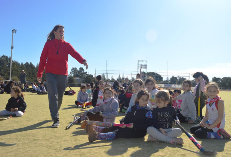 Escuela de Hockey de Atlético, para alumnos de distintas edades