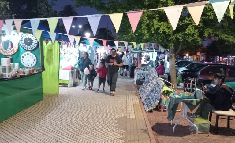 Feria de artesanos en Plaza Belgrano