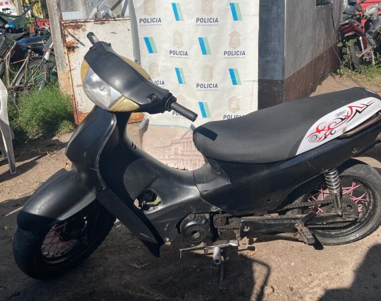 Policiales: detenidos y moto secuestrada