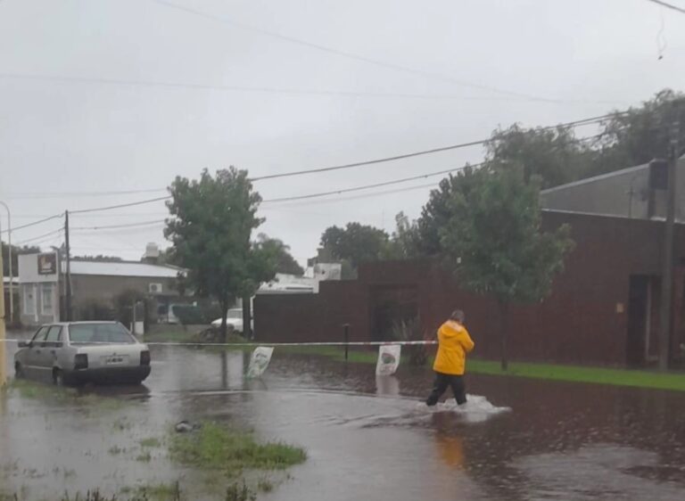 Otra vez calles inundadas: lluvias intensas y desagües que no dieron abasto